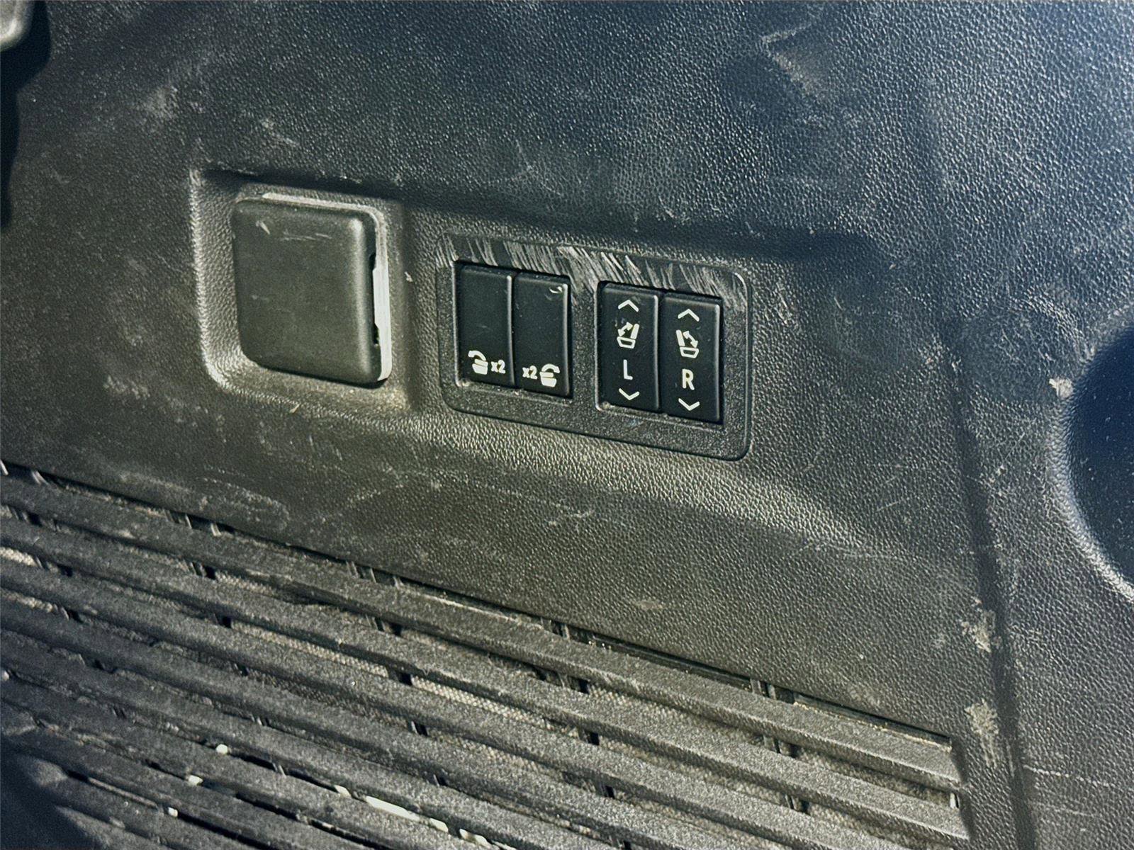 Used 2021 Chevrolet Tahoe Z71 w/ Luxury Package AWD/4WD image 23