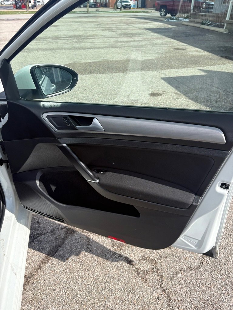 Used 2016 Volkswagen Golf S image 16