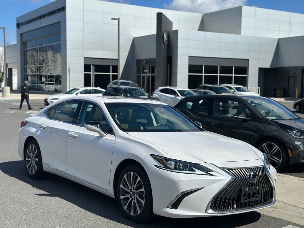 Used 2021 Lexus ES 300h w/ Premium Package image 1