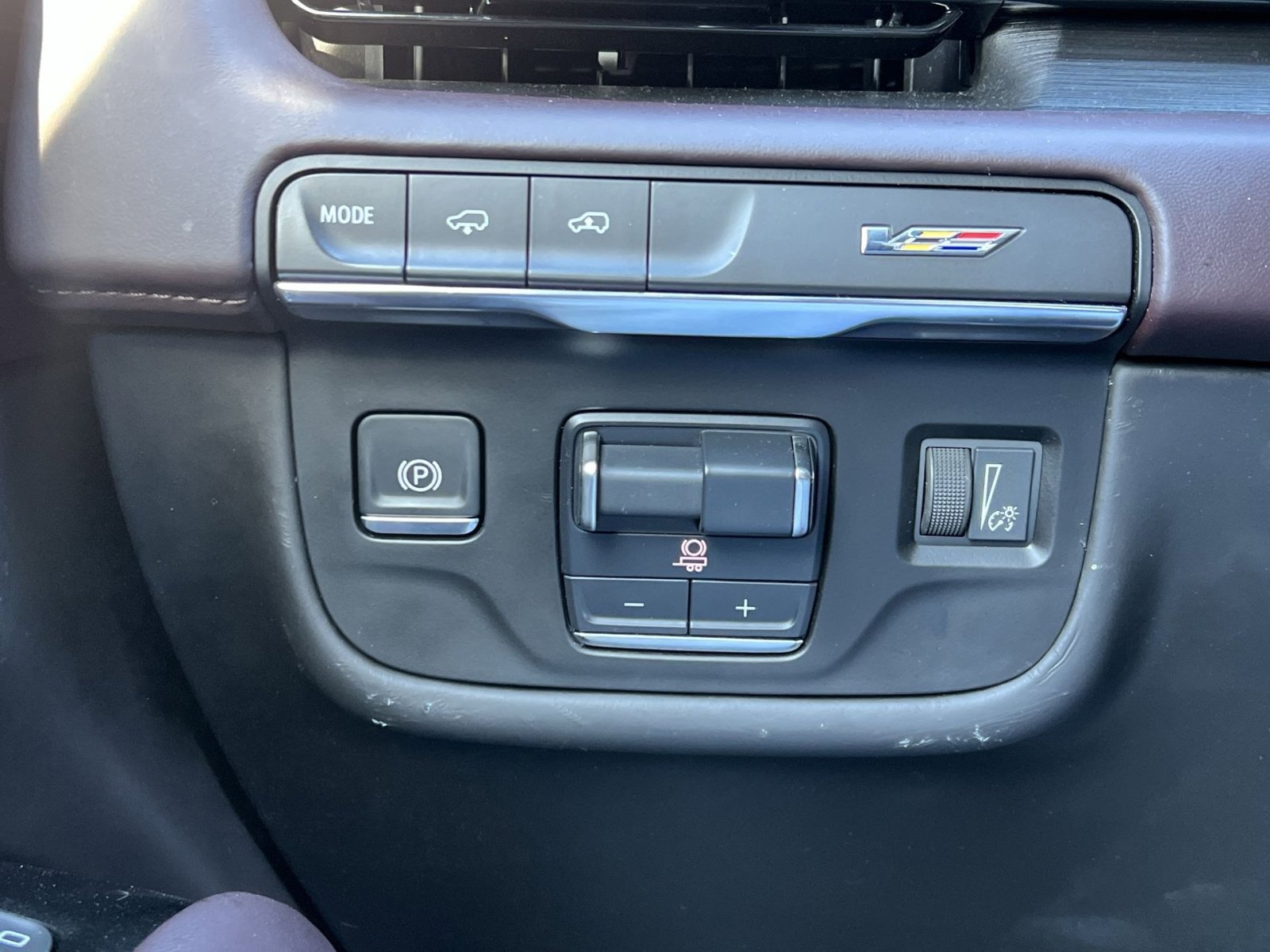 Used 2024 Cadillac Escalade ESV V w/ Heavy-Duty Trailer Package image 35