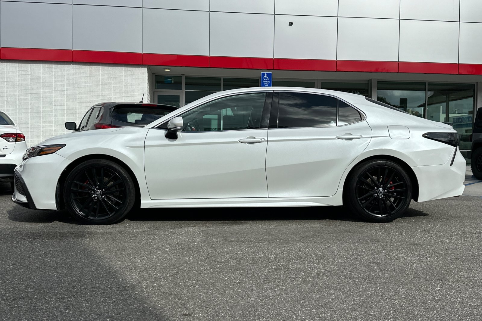 Used 2021 Toyota Camry XSE FWD image 7