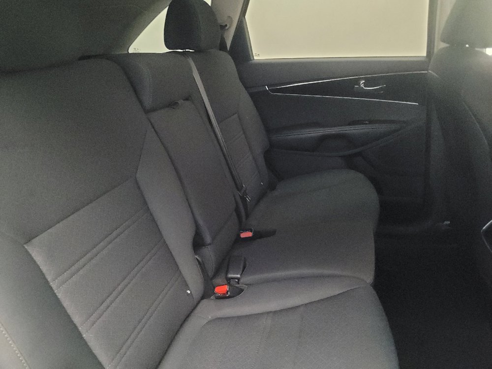 Used 2020 Kia Sorento S FWD image 19