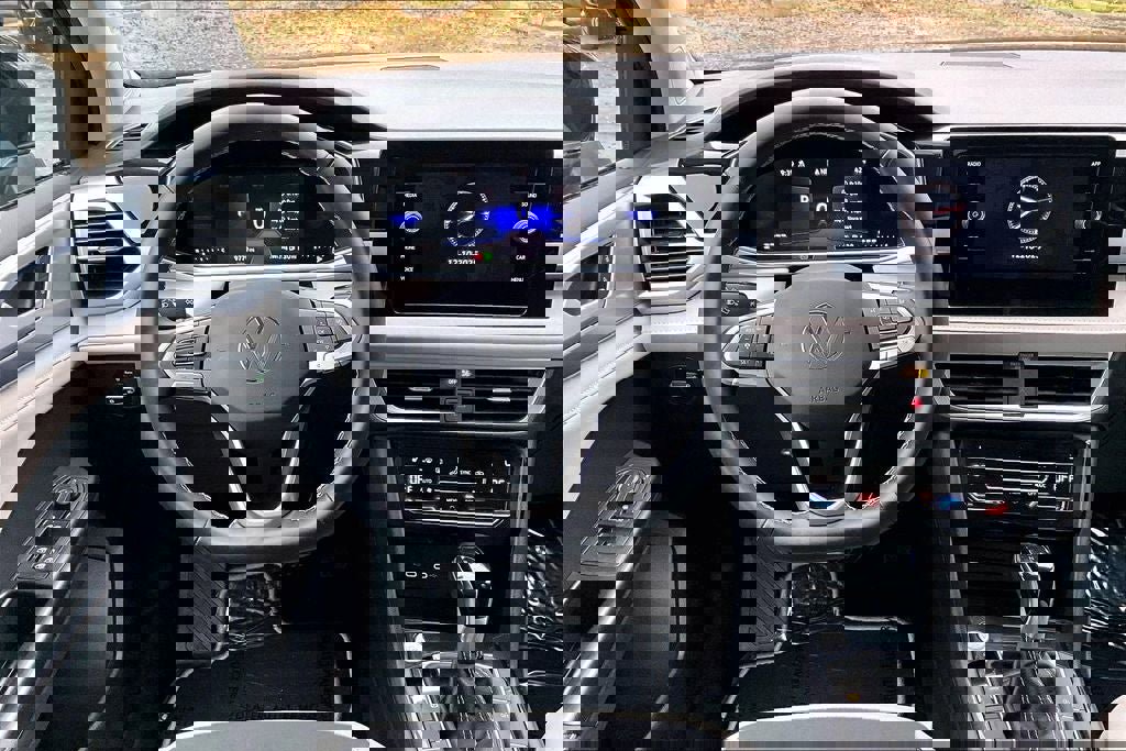 Certified 2025 Volkswagen Taos SE w/ Panoramic Sunroof Package image 4