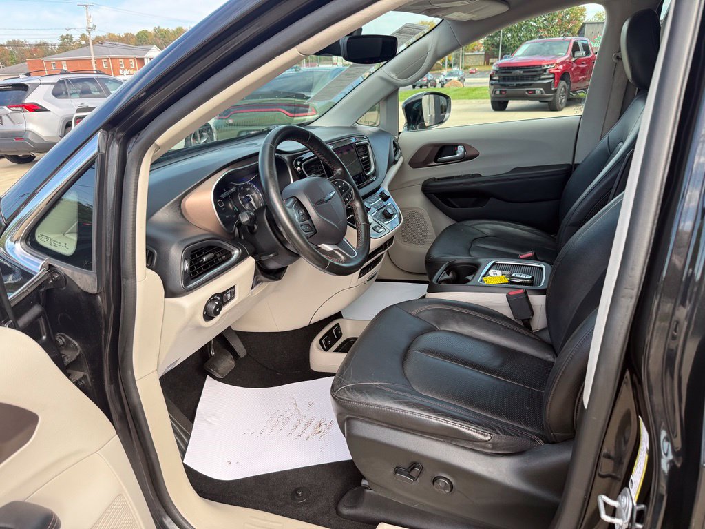 Used 2019 Chrysler Pacifica Touring-L Plus w/ Advanced Safetytec Group FWD image 27