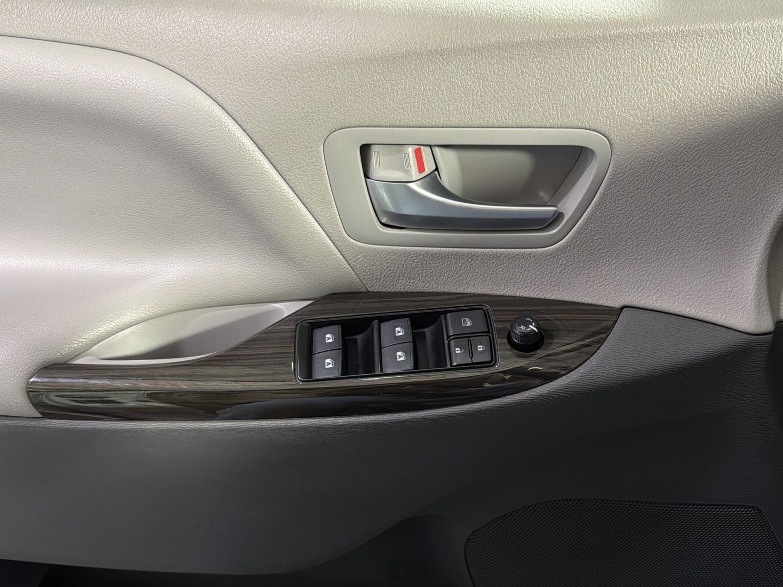 Used 2018 Toyota Sienna XLE Premium FWD image 35