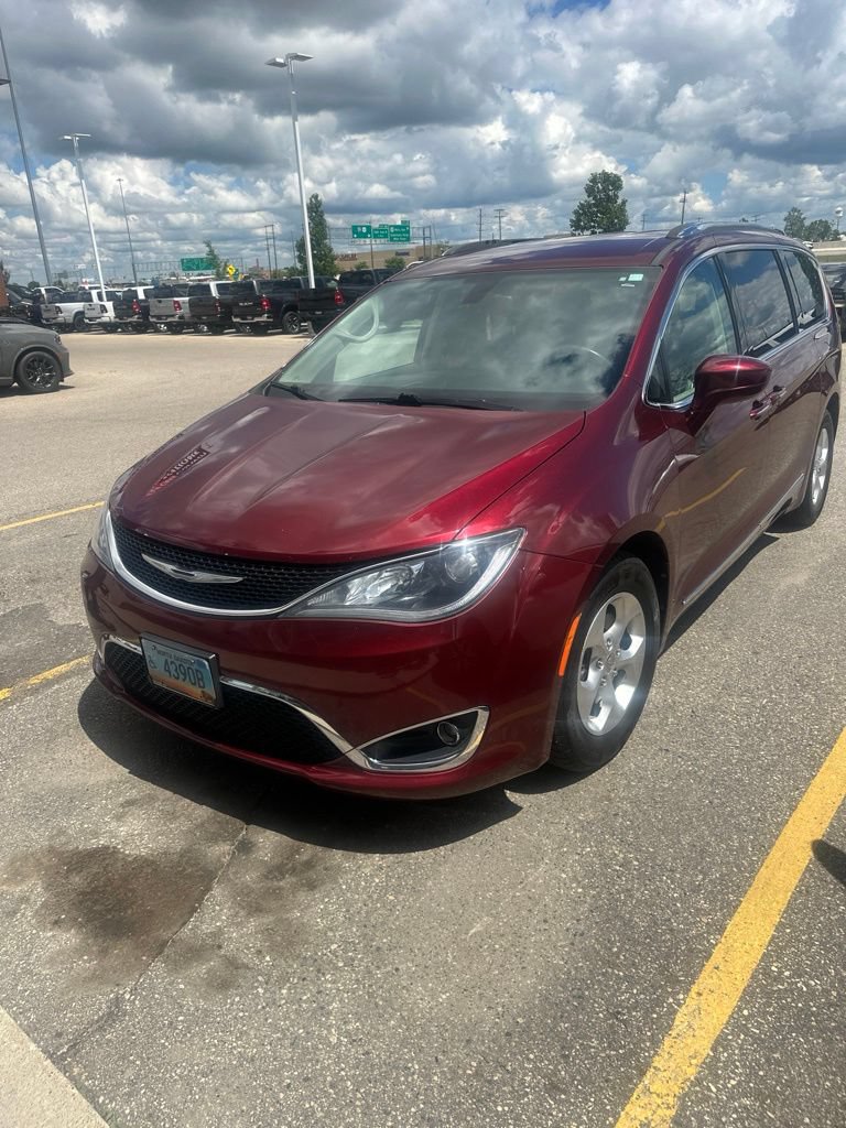 Used 2017 Chrysler Pacifica Touring-L Plus FWD image 4