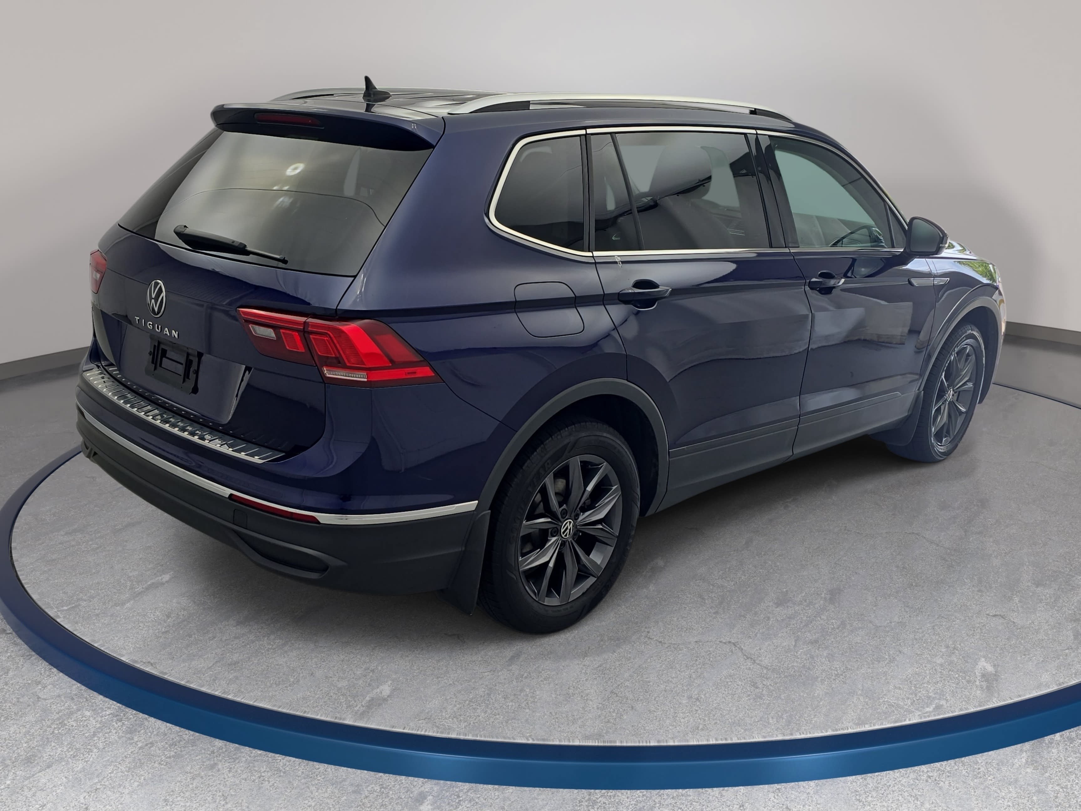 Used 2023 Volkswagen Tiguan SE w/ Panoramic Sunroof Package FWD image 5