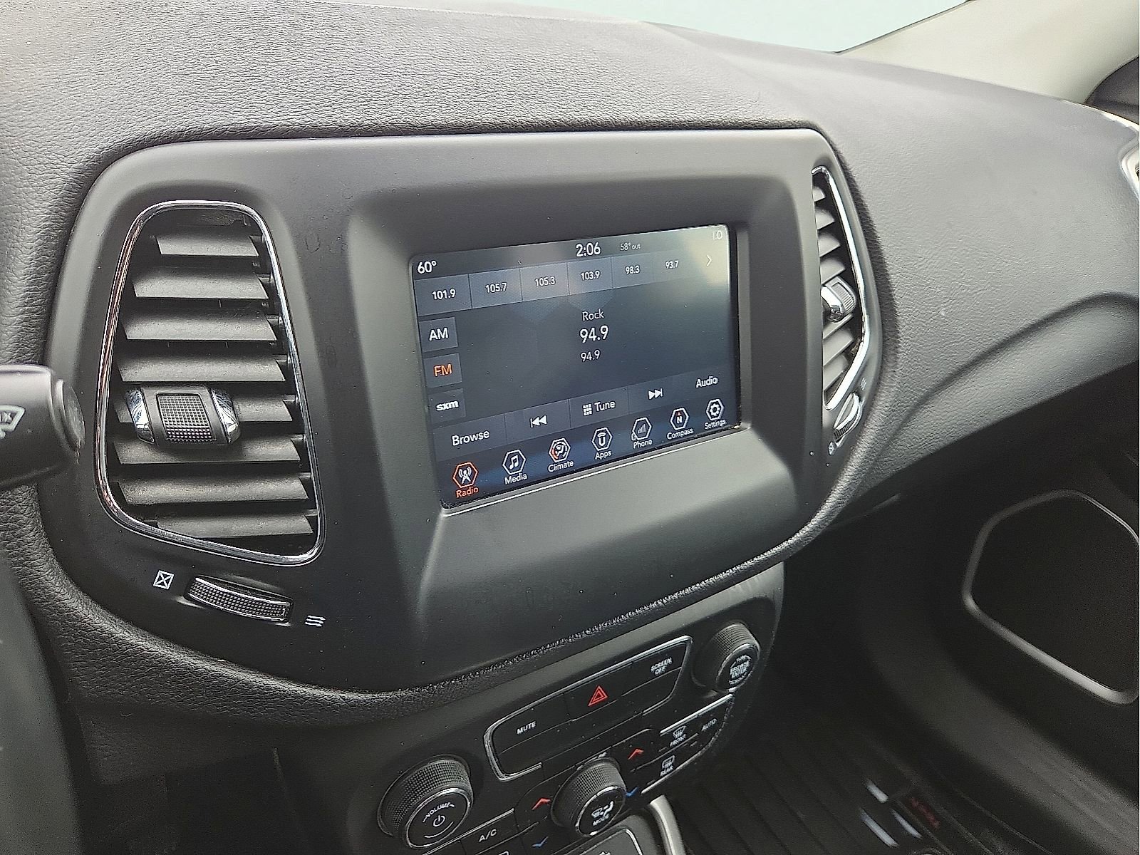 Used 2018 Jeep Compass Latitude w/ Popular Equipment Group AWD/4WD image 15