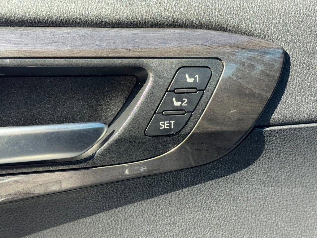 Used 2023 Toyota Highlander Platinum image 18