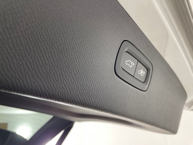 Certified 2025 Volvo XC90 T8 Plus w/ Protection Package Premier AWD/4WD image 40