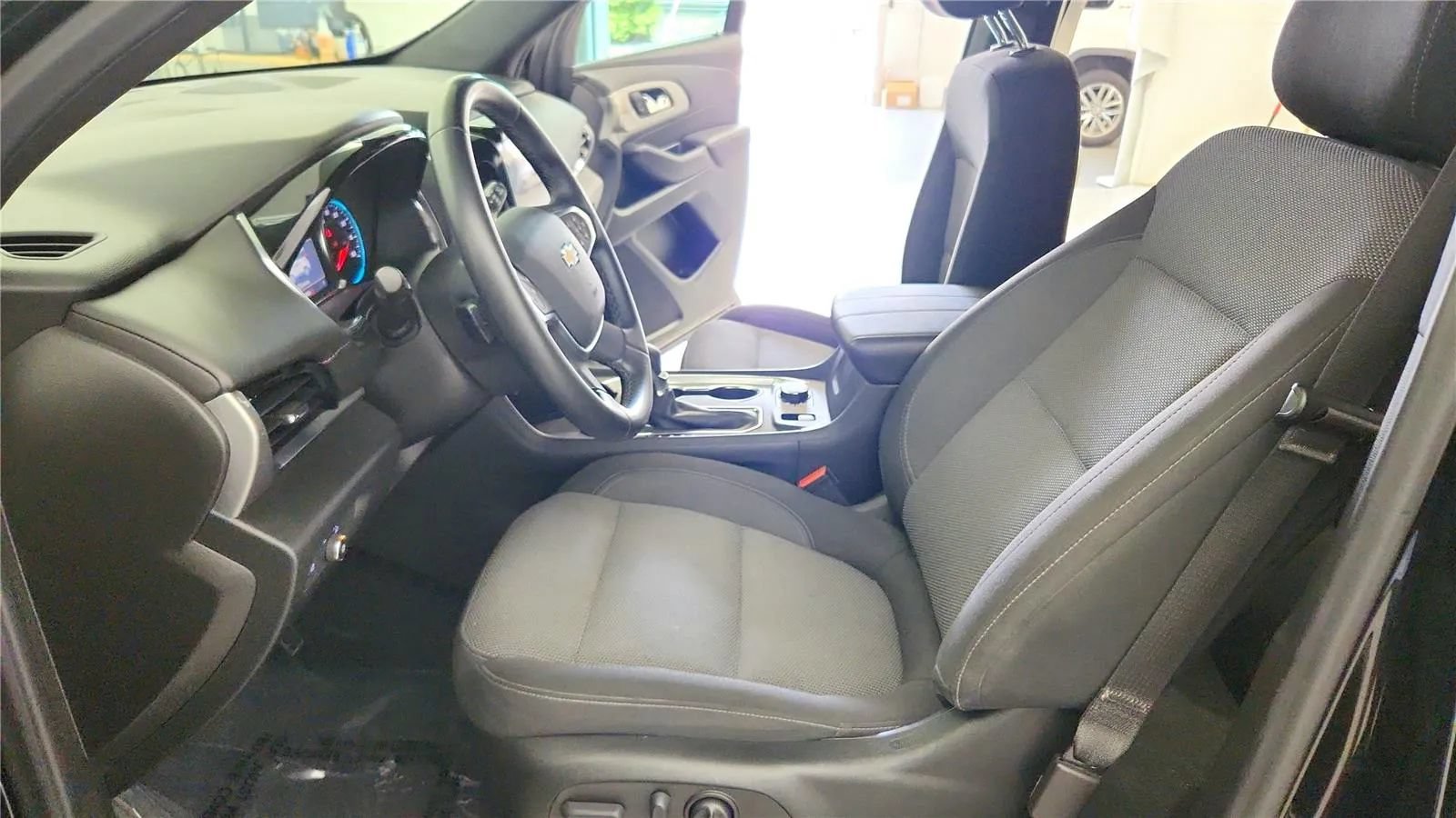 Used 2023 Chevrolet Traverse LT FWD image 24