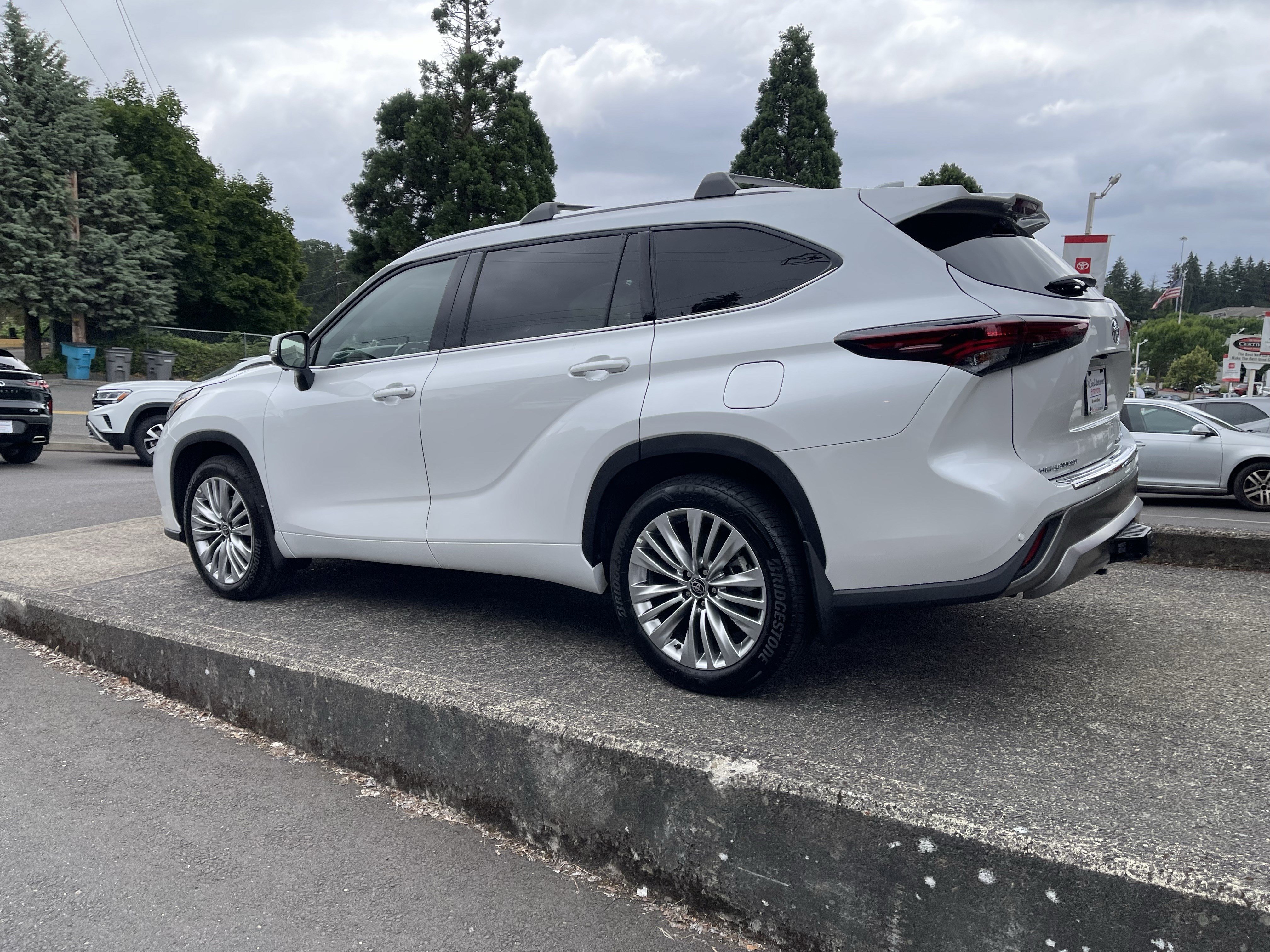Certified 2025 Toyota Highlander Platinum AWD/4WD image 5