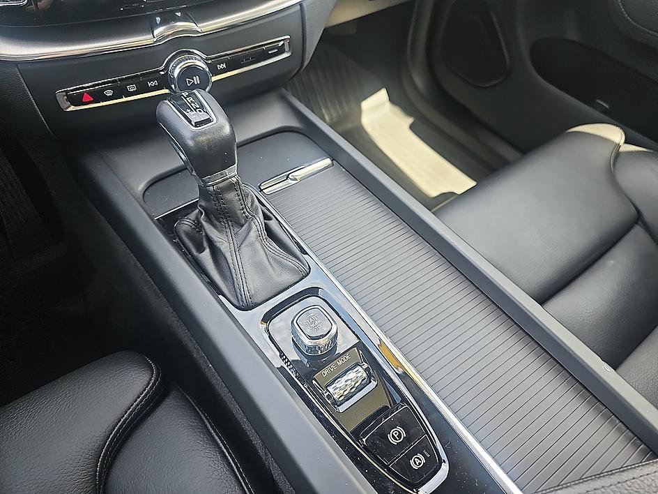 Used 2019 Volvo XC60 T5 Momentum w/ Multimedia Package FWD image 25