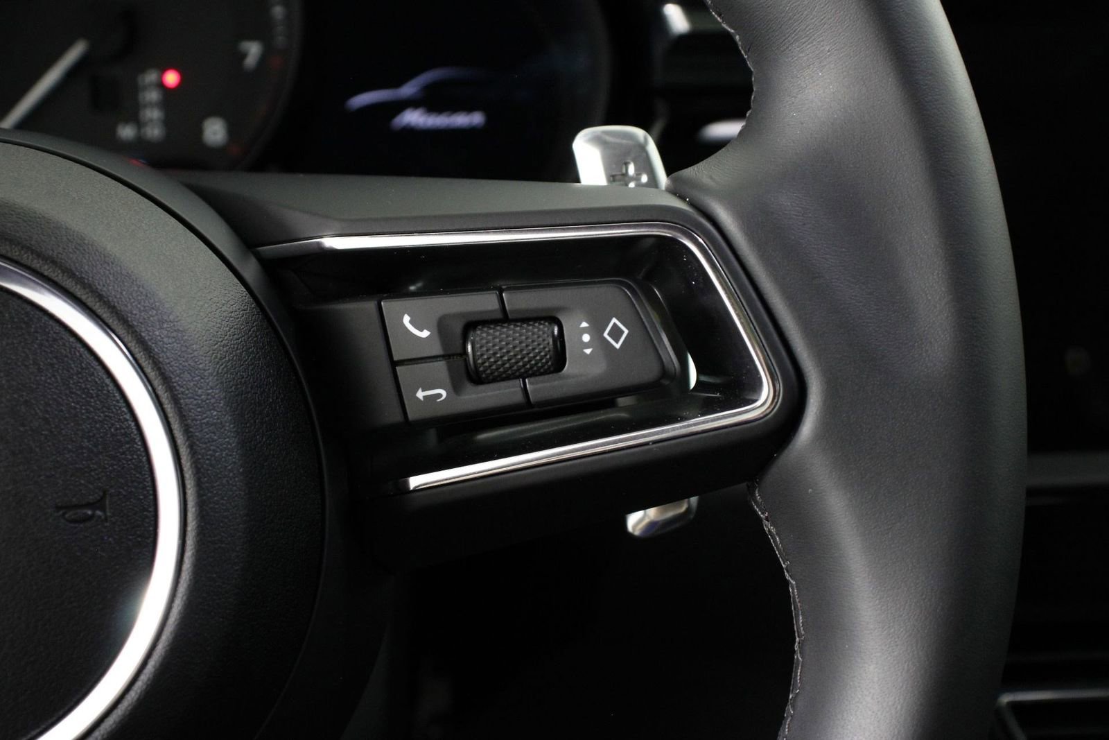 Certified 2025 Porsche Macan image 15