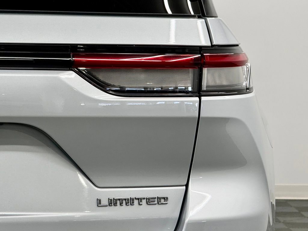 Used 2023 Jeep Grand Cherokee Limited w/ Luxury Tech Group II image 12