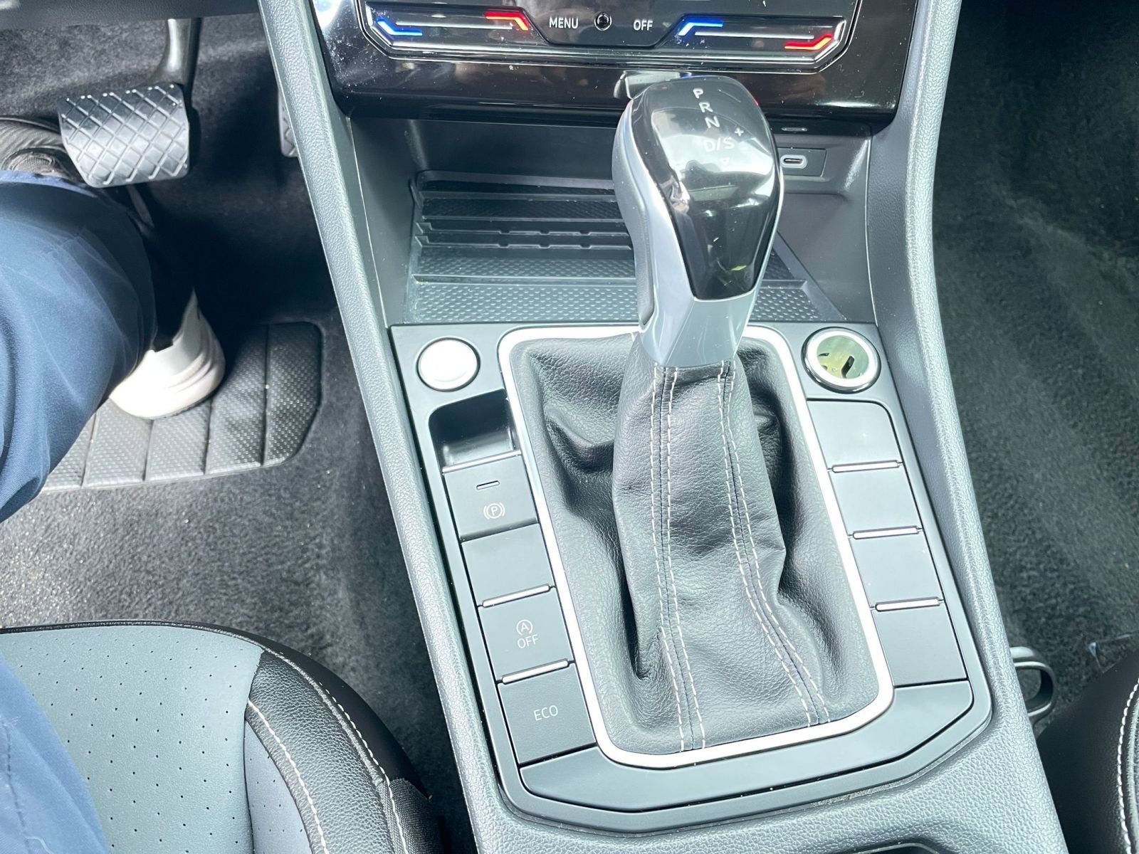 Used 2025 Volkswagen Jetta SE image 41