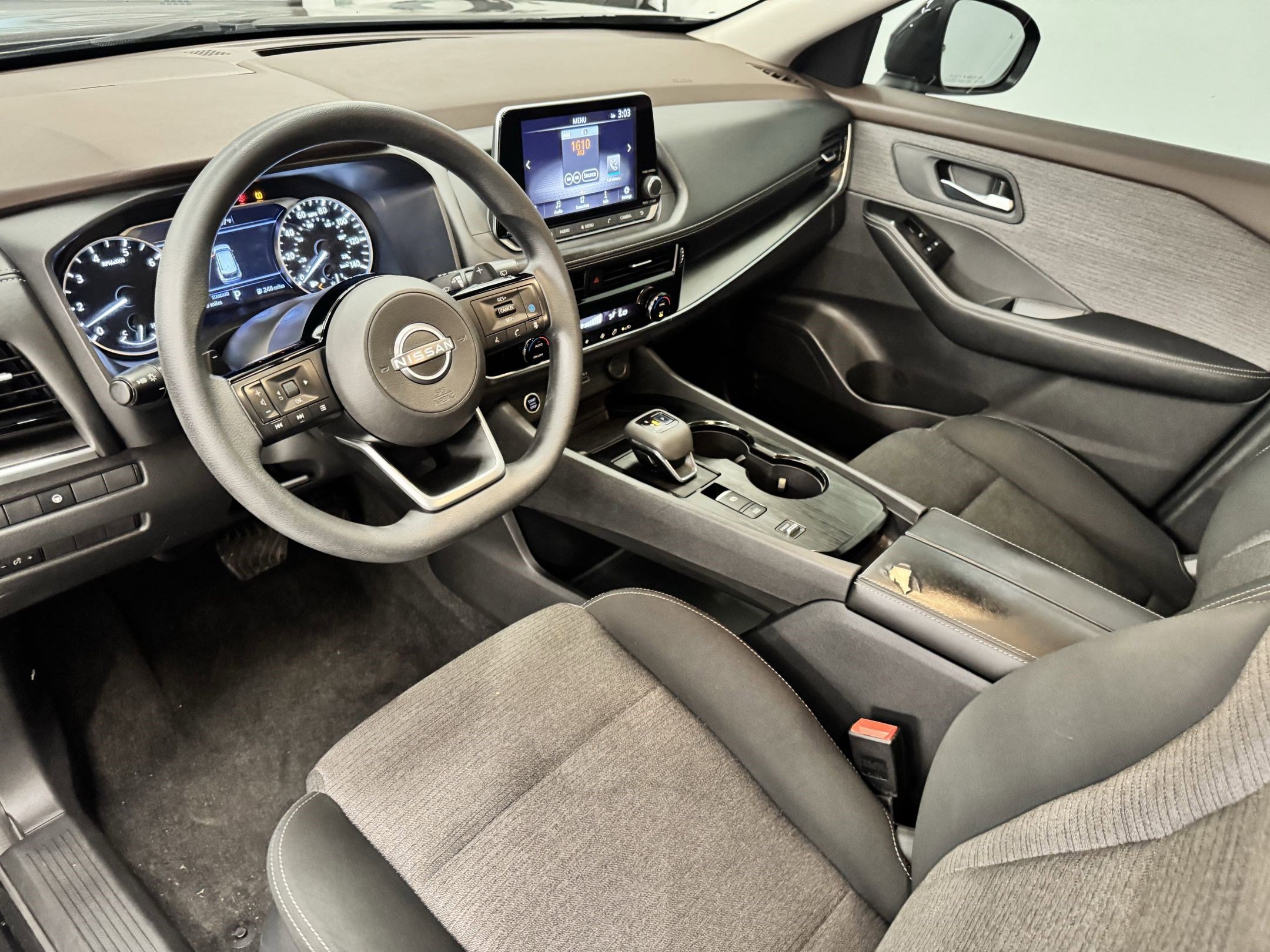 Used 2022 Nissan Rogue SV image 2