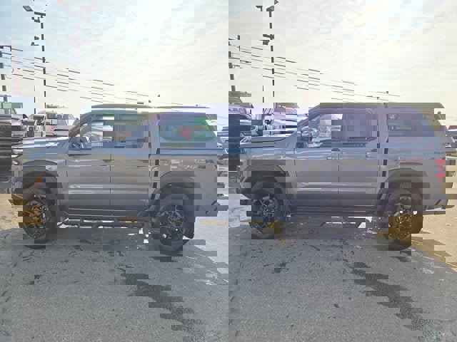 Used 2022 Nissan Frontier PRO-4X w/ Pro-4X Premium Package image 3