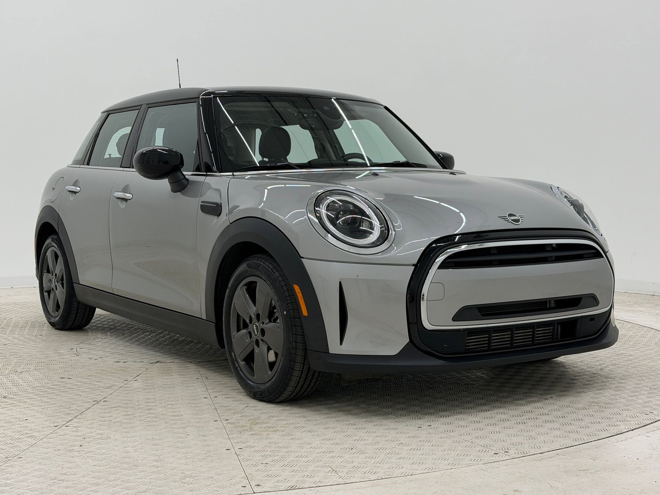 Used 2023 MINI Cooper 4-Door Hardtop image 7
