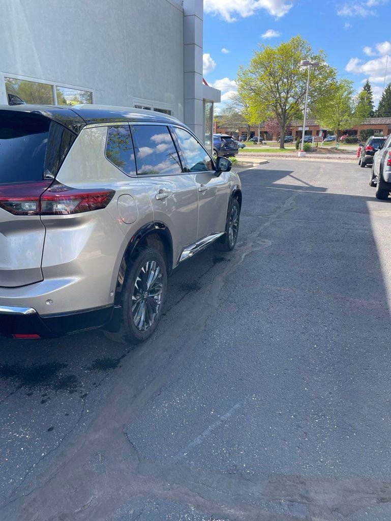 Used 2024 Nissan Rogue Platinum w/ Platinum Premium Package AWD/4WD image 3