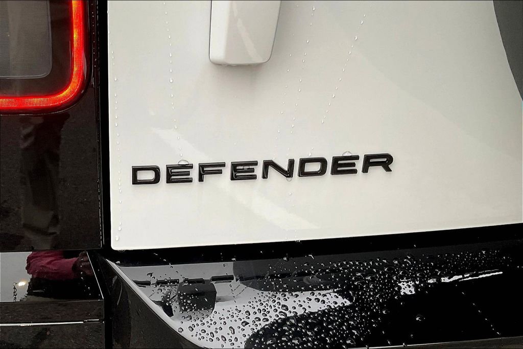 Used 2026 Land Rover Defender 110 V8 AWD/4WD image 9