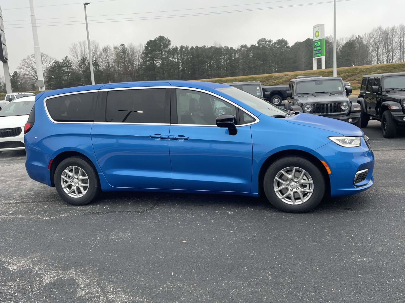 New 2026 Chrysler Pacifica Select image 11