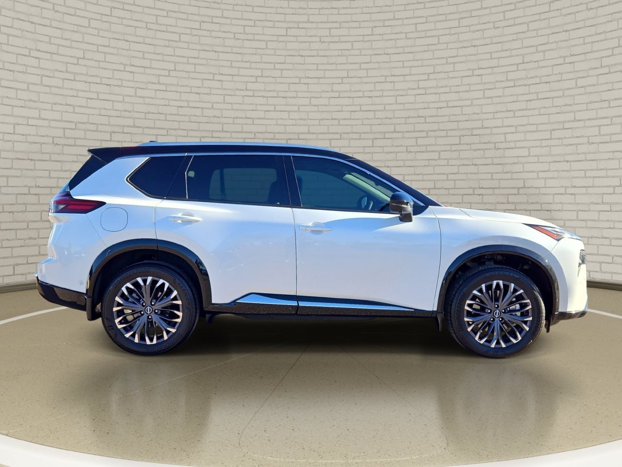 Certified 2025 Nissan Rogue Platinum w/ Tech Package AWD/4WD image 4