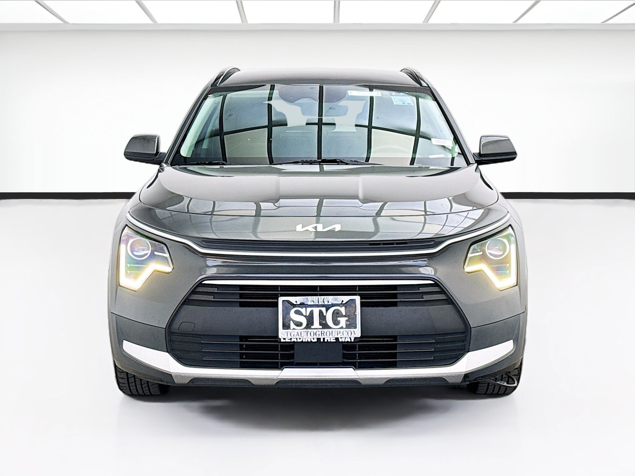 Used 2023 Kia Niro EX FWD image 2