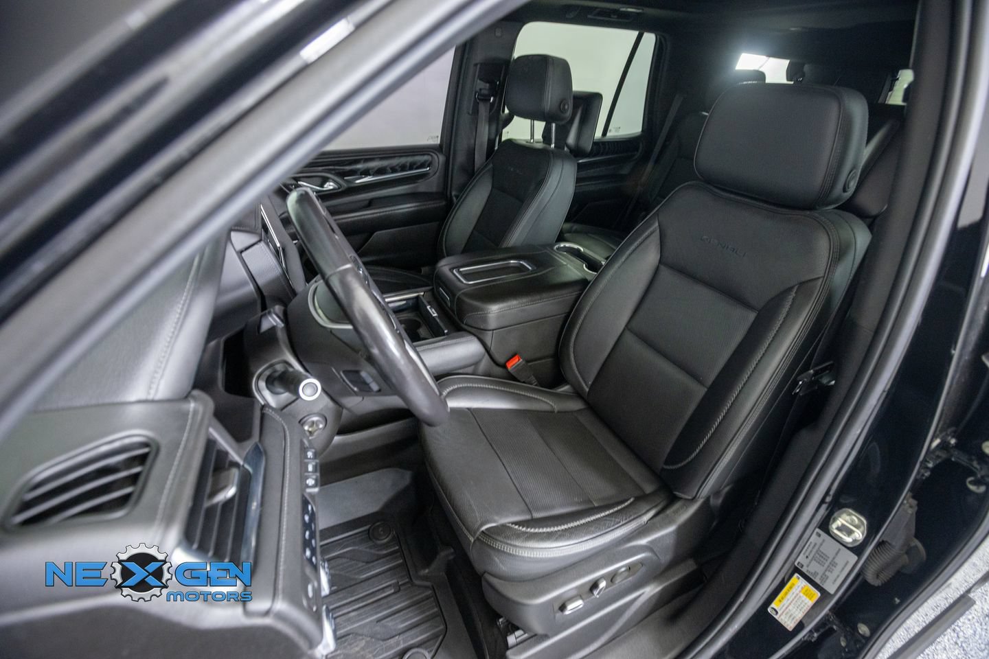 Used 2023 GMC Yukon Denali w/ Advanced Technology Package AWD/4WD image 24