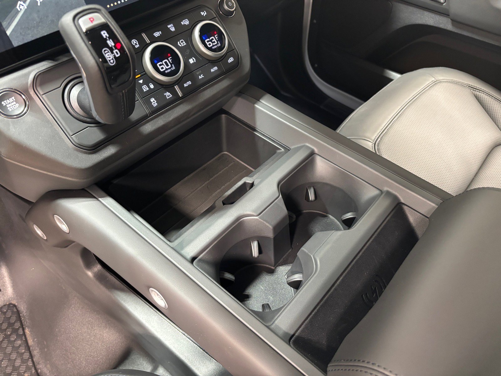 New 2026 Land Rover Defender 130 X-Dynamic SE AWD/4WD image 14