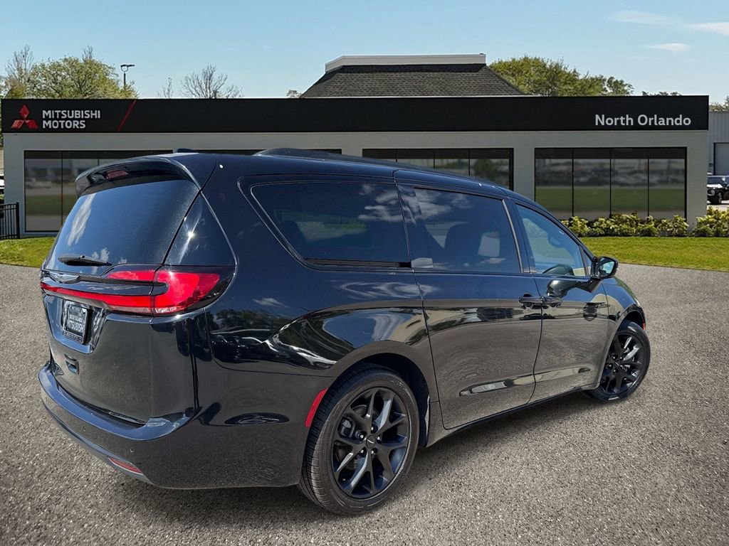 Used 2025 Chrysler Pacifica Limited image 5