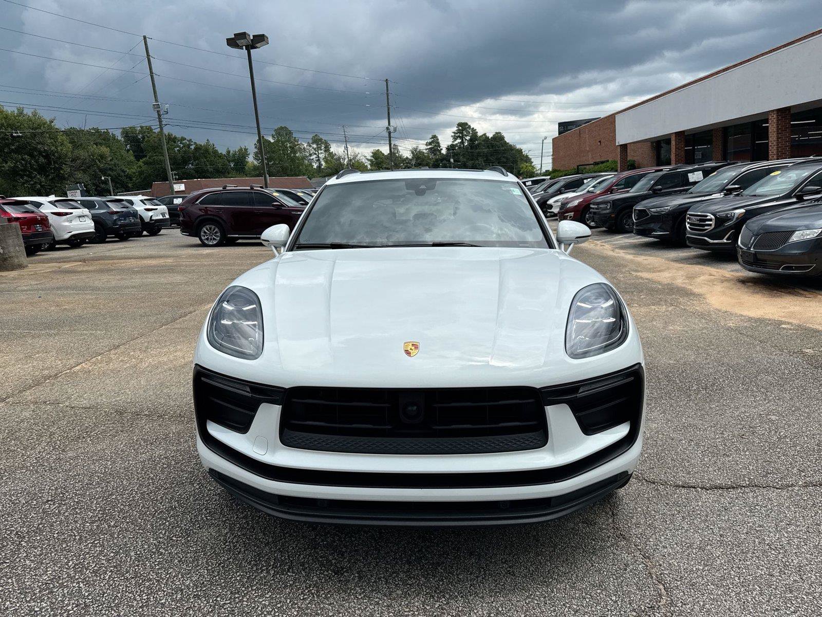 Used 2022 Porsche Macan AWD/4WD image 2