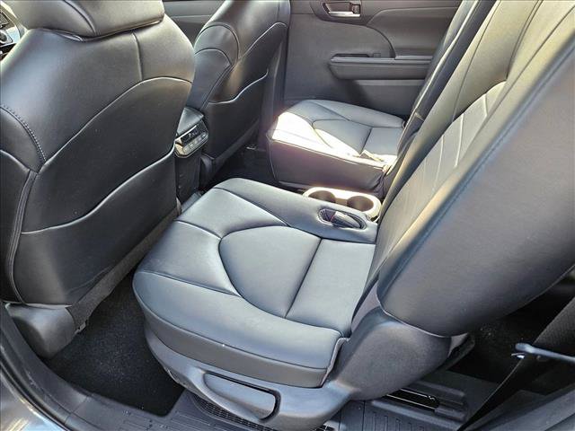 Used 2022 Toyota Highlander XLE FWD image 19