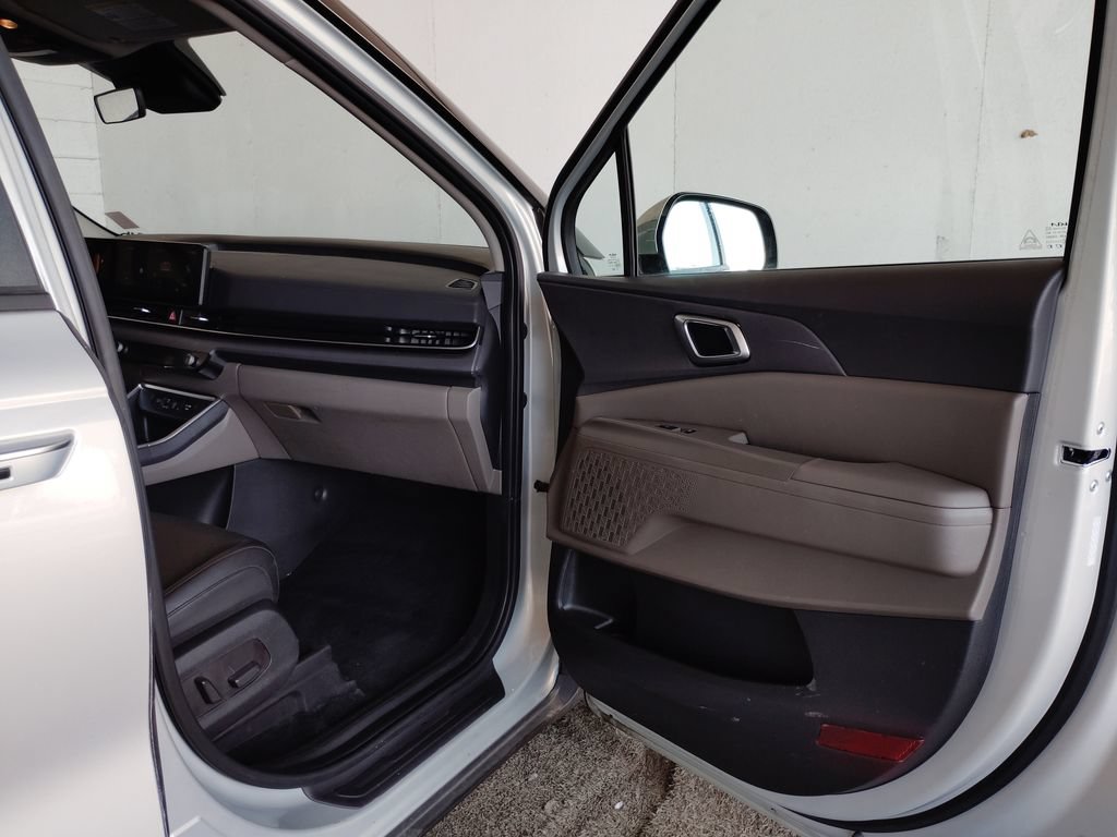 Used 2025 Kia Carnival EX FWD image 10