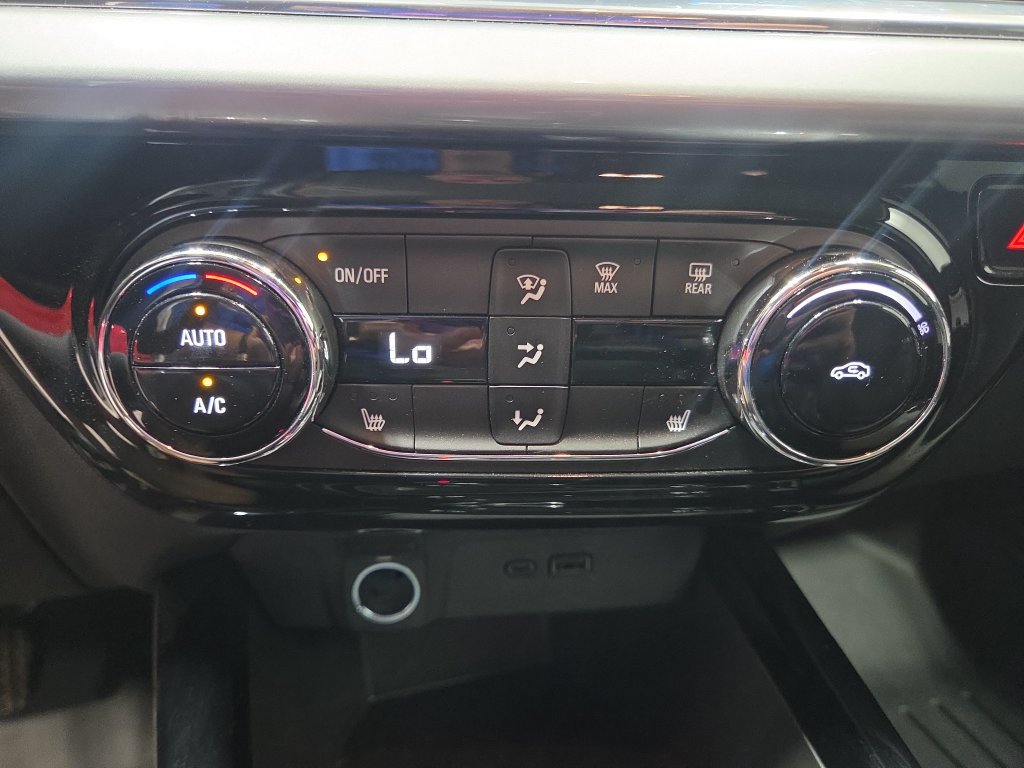 Used 2025 Chevrolet Trax LT w/ LT Convenience Package FWD image 36