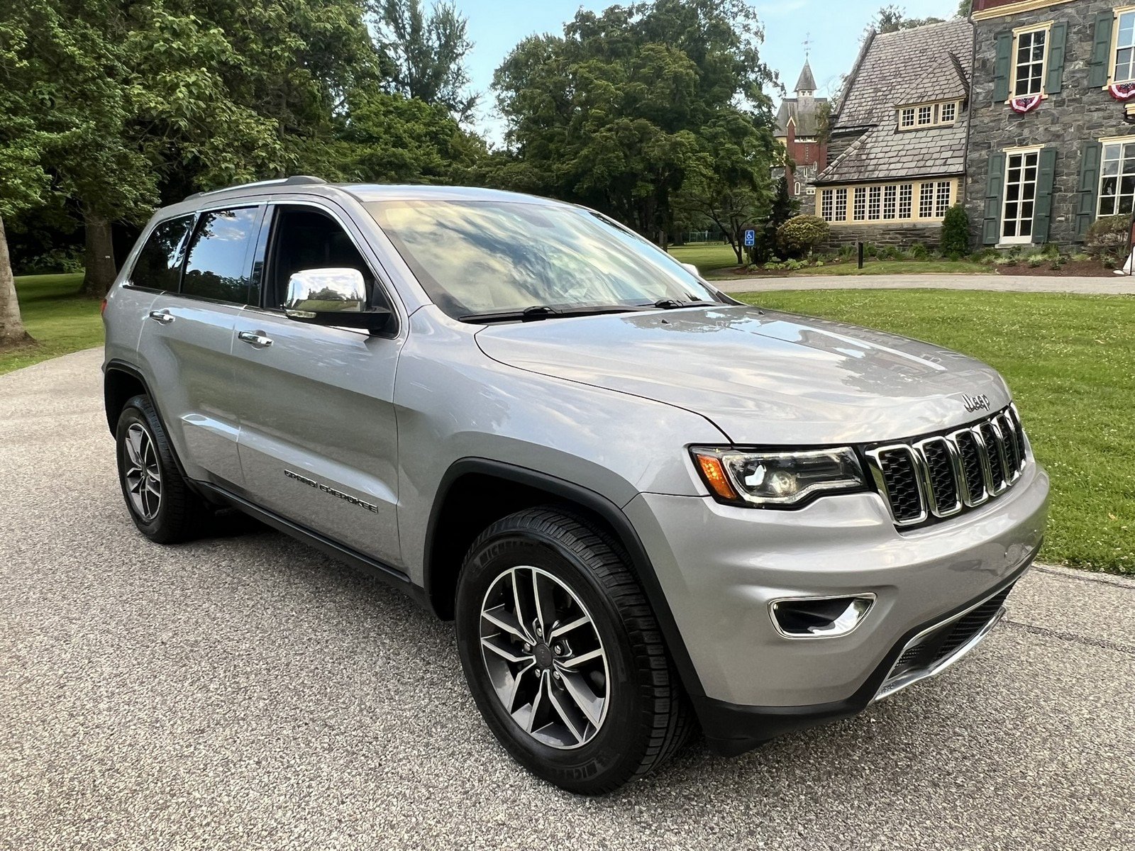 Used 2019 Jeep Grand Cherokee Limited w/ Luxury Group II AWD/4WD image 2