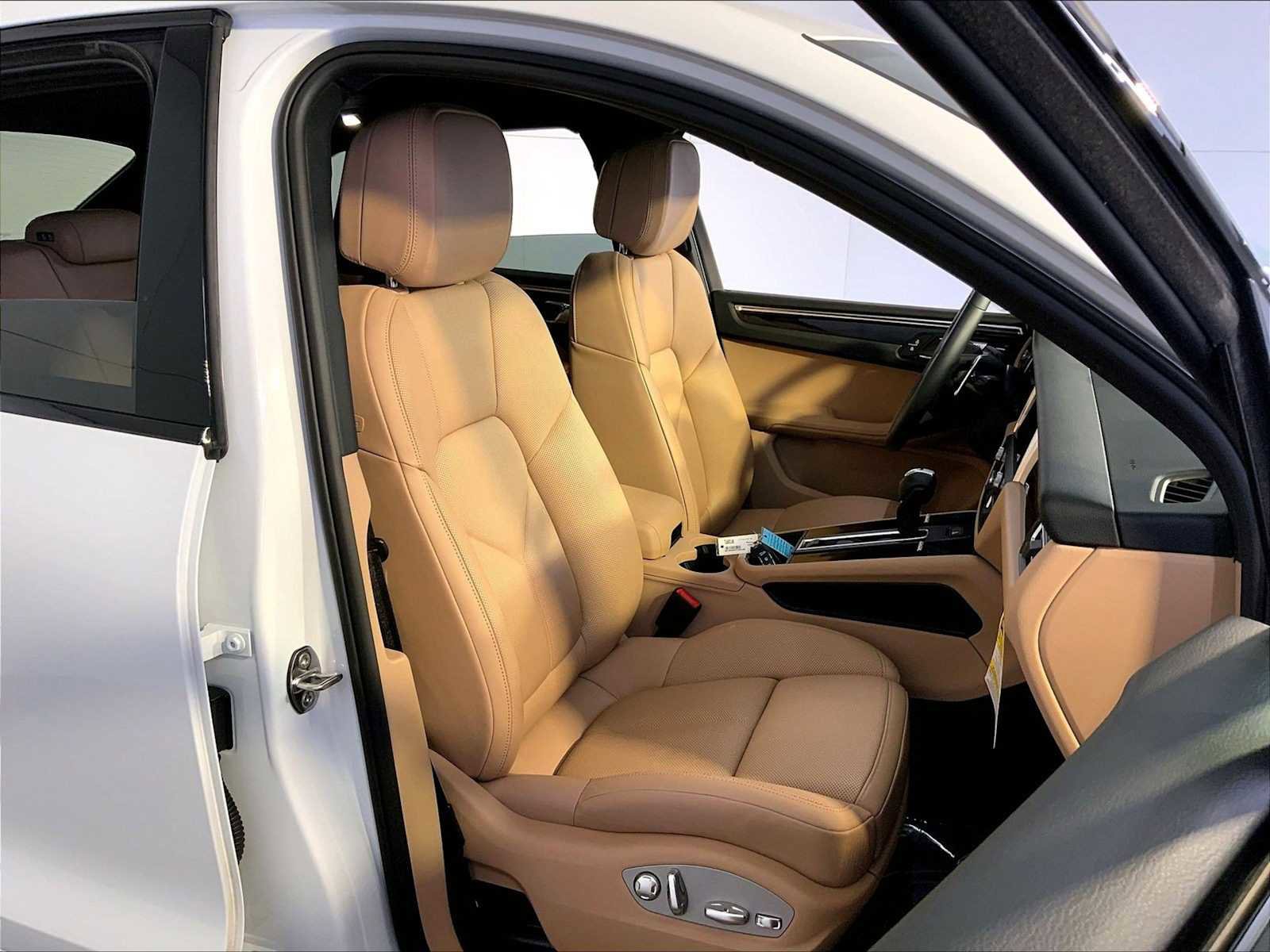 Certified 2026 Porsche Macan AWD/4WD image 18
