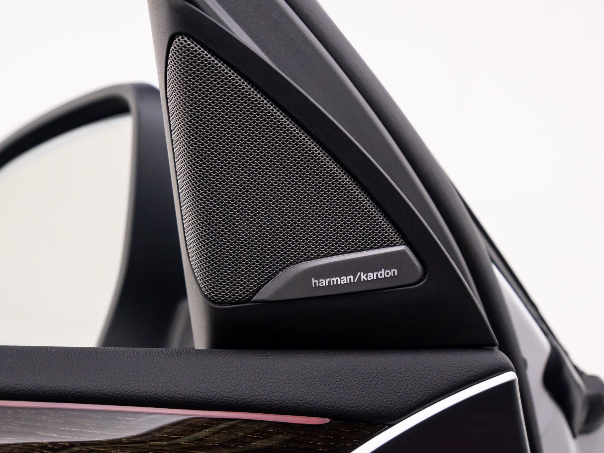 Certified 2025 BMW X4 xDrive30i w/ Premium Package image 15