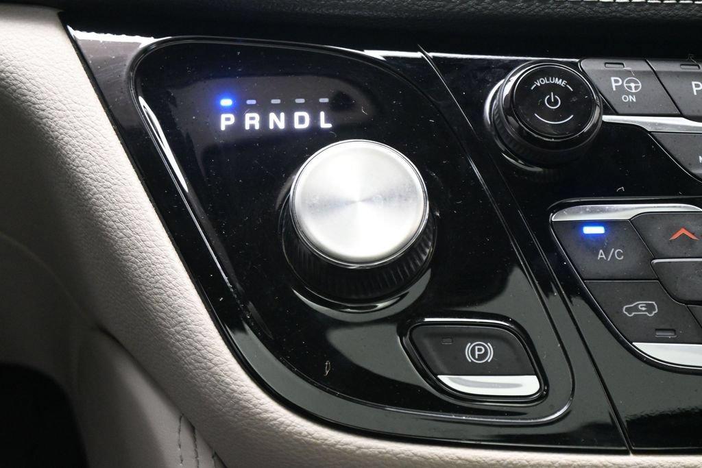 Used 2024 Chrysler Pacifica Limited w/ Uconnect Theater Family Group FWD image 20
