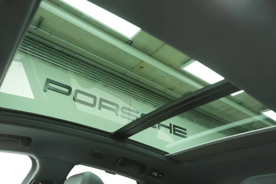 Certified 2026 Porsche Macan AWD/4WD image 40