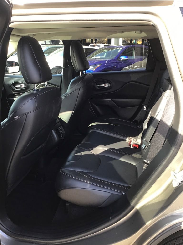 Used 2016 Jeep Cherokee Limited image 5