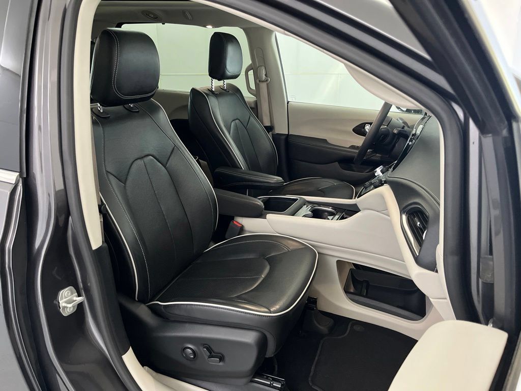 Used 2023 Chrysler Pacifica Limited FWD image 24