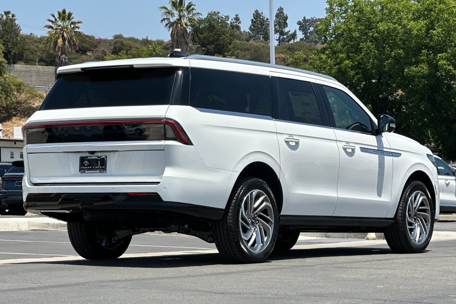 New 2026 Lincoln Navigator L Reserve AWD/4WD image 3