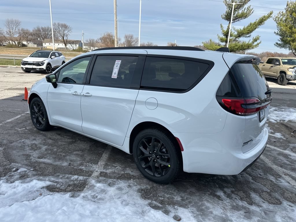 New 2026 Chrysler Pacifica Select AWD/4WD image 23