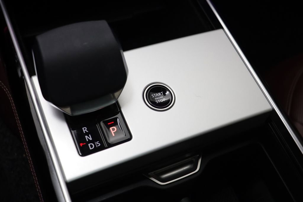 Used 2025 Land Rover Range Rover Autobiography image 14