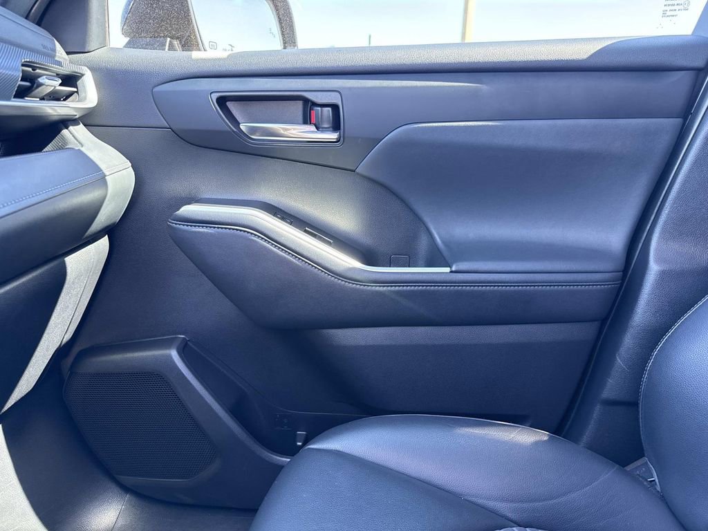 Used 2022 Toyota Highlander XSE image 31