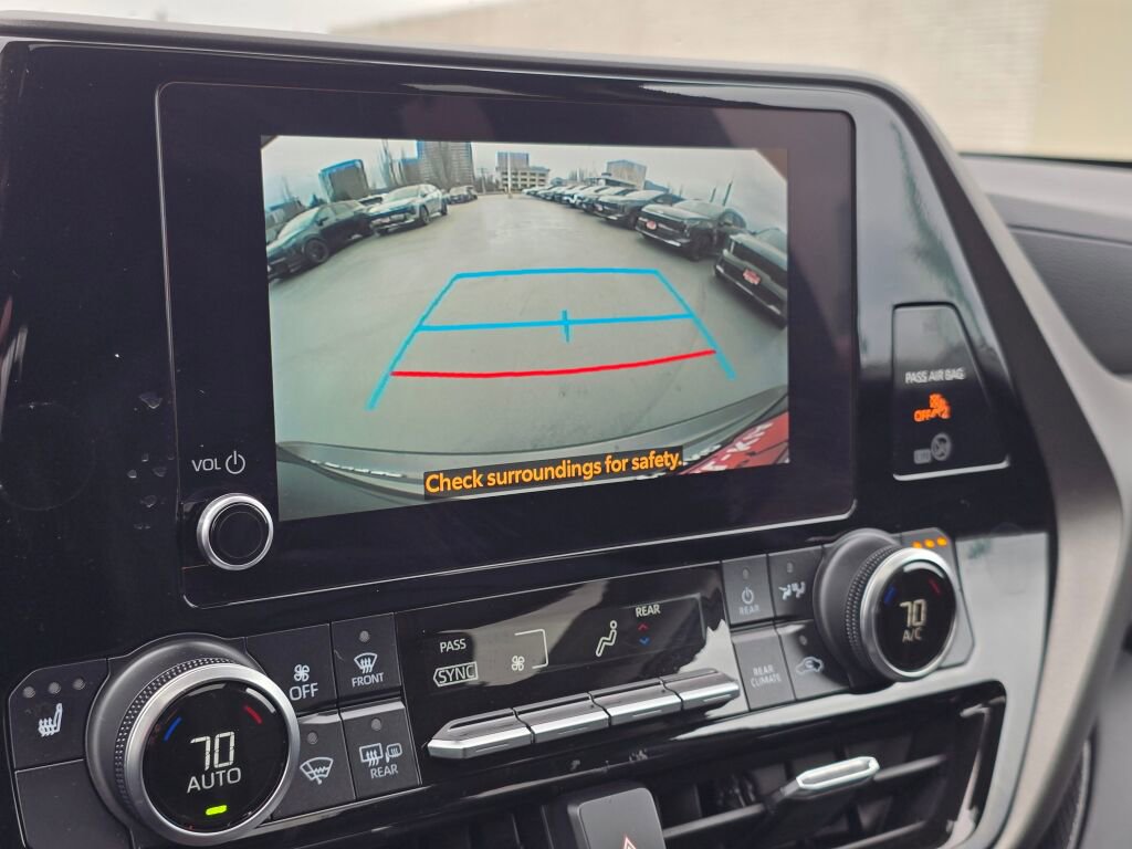 Used 2023 Toyota Highlander XLE FWD image 32