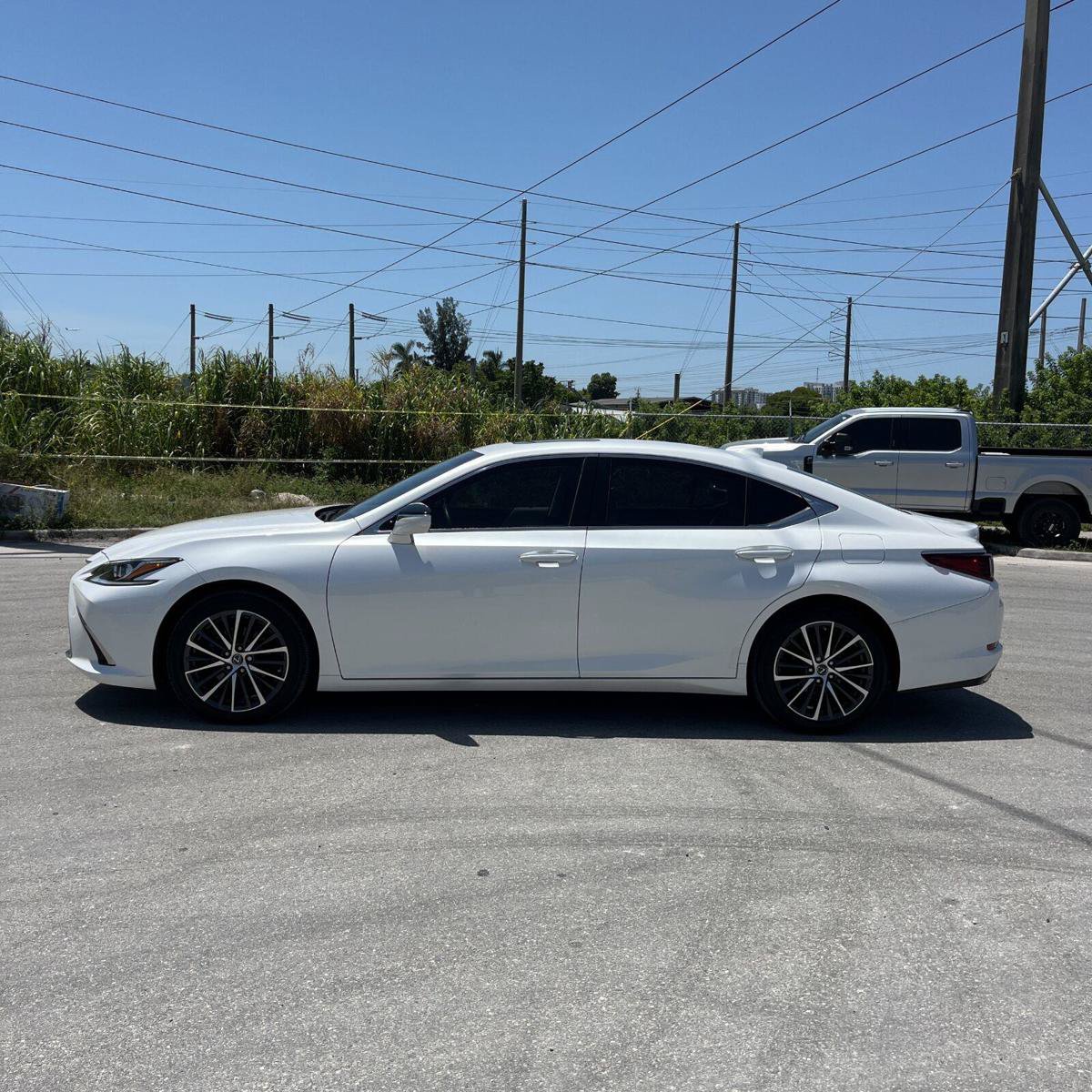 Used 2023 Lexus ES 350 w/ Premium Package FWD image 3
