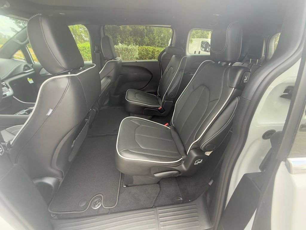 New 2026 Chrysler Pacifica Limited FWD image 25