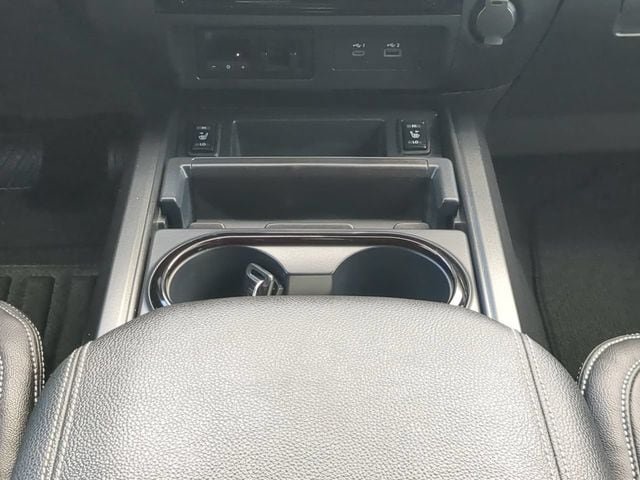 Used 2023 Nissan Titan SV w/ SV Convenience Package RWD image 17